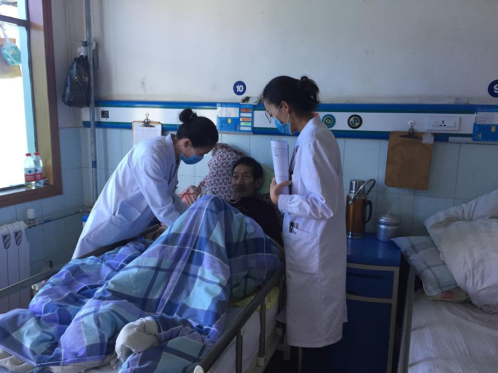 在床旁院感专职人员和临床医生认真查看每一个病人，自始至终全程按院感要求完成各环节工作，保证现患率调查 ...