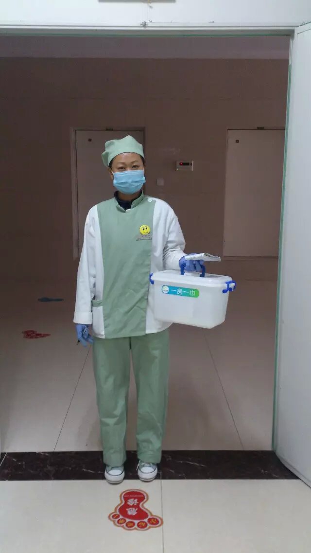 正在送标本的工人