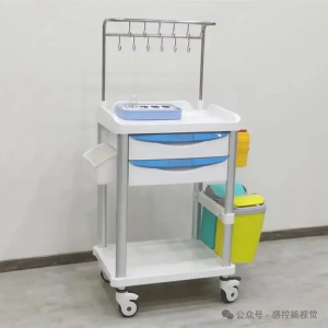 摆放静脉输液的治疗车放在走廊，符合要求吗？存在哪些安全隐患？ ...